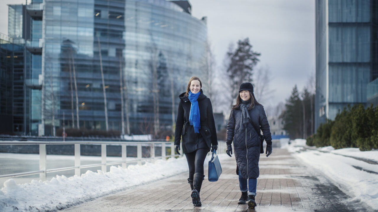 Työntekijät kävelevät työmatkansa liukkaalla kadulla.