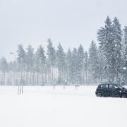 Lumipyry vaikeuttaa näkyvyyttä ja huonontaa ajokeliä