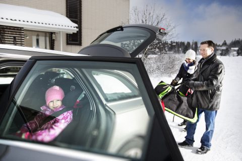 Auton pakkaus matkaa varten.