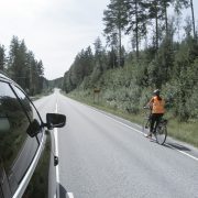 Pyöräilijän ohittaminen maantiellä.
