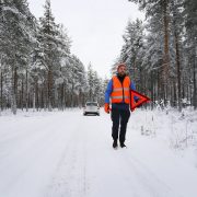 Autoilija vie varoituskolmion varoittamaan muuta liikennettä.