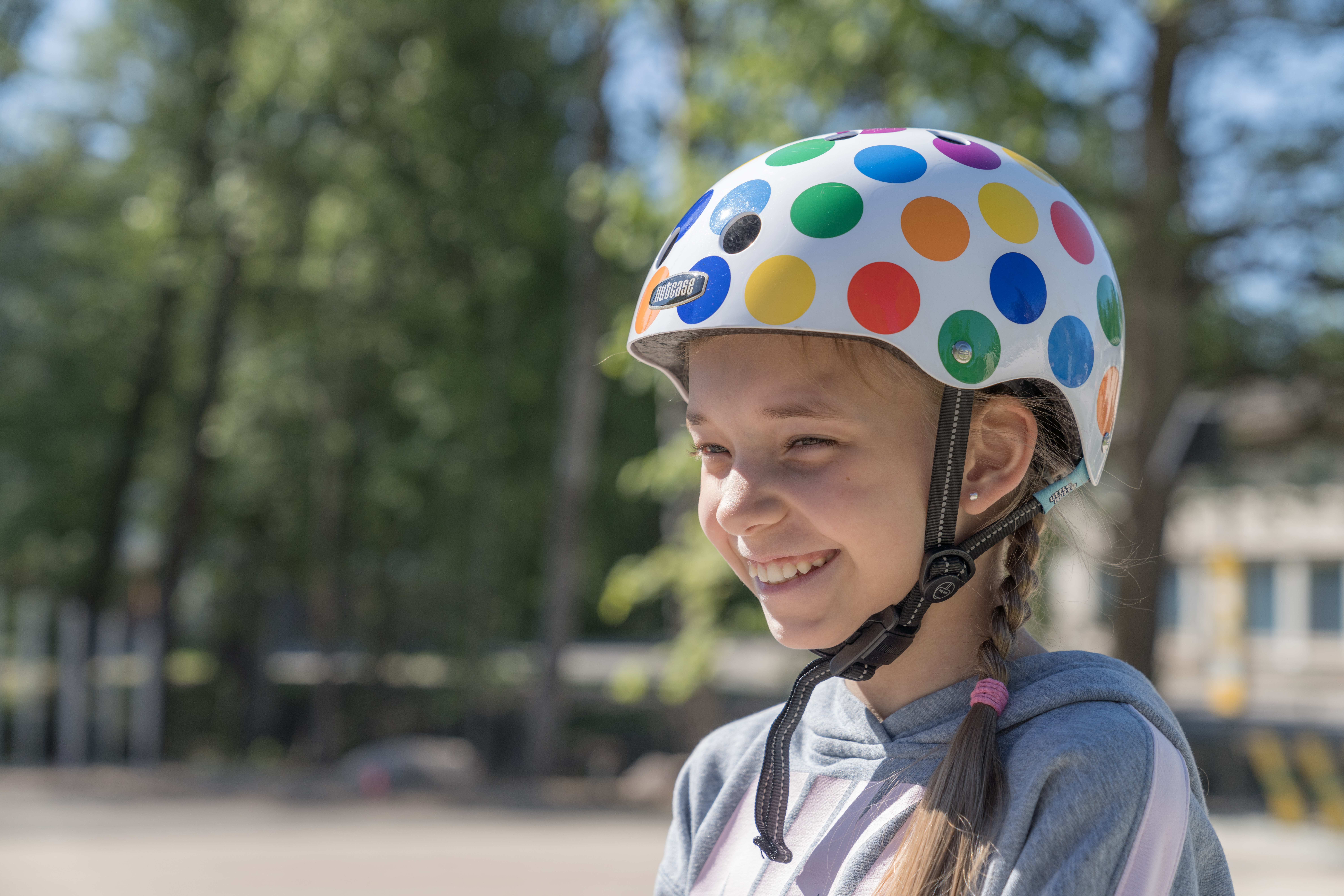 Lapsi hymyilee pyöräilykypärä päässä