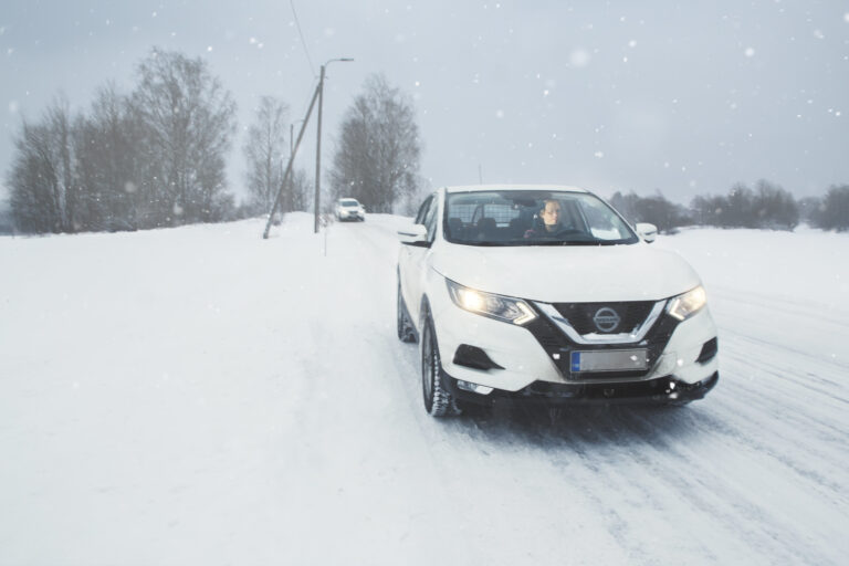 Ennakoiva autoilija pitää kelivaraa, eli sopivaa nopeutta ja turvaväliä talvella.