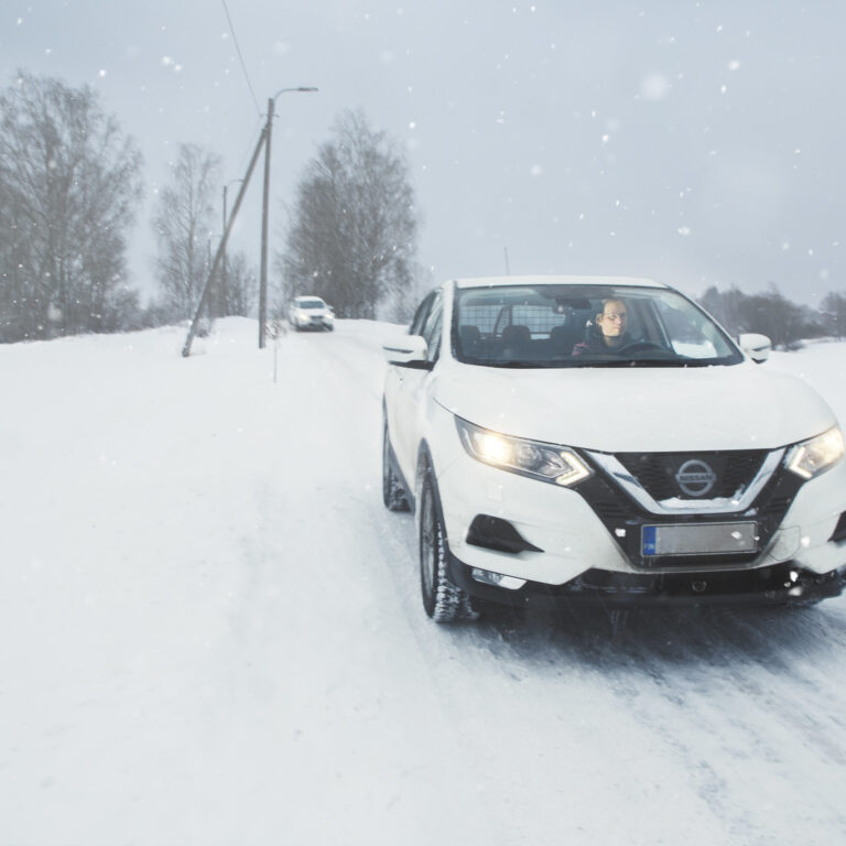 Ennakoiva autoilija pitää kelivaraa, eli sopivaa nopeutta ja turvaväliä talvella.